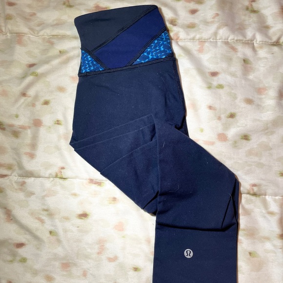 Lululemon Wunder Under Crop III - Picture 2 of 3